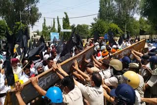 Farmers protest Kala Diwas