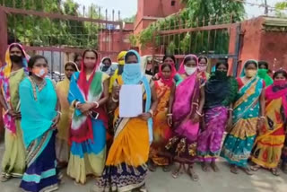 forgery from women of Singada village in Dhanbad on name of group loans