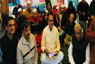 shivraj singh chauhan in protest