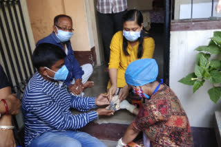 দুঃস্থদের সাহায্য করতে এগিয়ে এল জলপাইগুড়ি স্কুল ছাত্রী