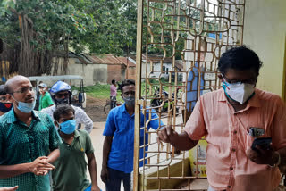 বোলপুরে কোভিড ভ্যাকসিন দেওয়ায় দালাল চক্রের অভিযোগ, উত্তেজনা স্বাস্থ্যকেন্দ্রে