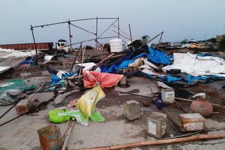 Shahjahanpur farmers' tents flew in a storm