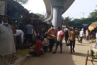 People without masks  badarpur mandi