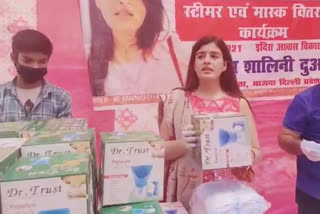 Delhi BJP spokesperson distributes 1000 streamer and masks on modi government 7 years completion