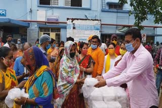 মালদা মেডিকেলে চিকিৎসাধীন রোগীর পরিজনদের পাশে দাঁড়াল মালদা জেলা বিজেপি