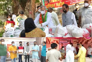 bjp workers helping needy during corona crisis