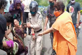 BJP MP Pragya Thakur stops convoy to help unconscious woman