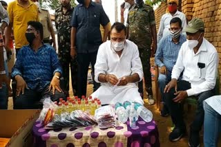 mp-nishikant-dubey-distributed-food-and-sanitizer-among-poor-in-dumka