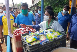 ঝাড়গ্রামে বন প্রতিমন্ত্রী বিরবাহা হাঁসদার উদ্যোগে "বিনে পয়সার বাজার"