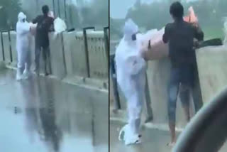 covid-patient-dead-body-thrown-in-river-in-up-caught-on-camera