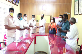 Vaccine Challenge  Devikulam Agricultural Bank donates Rs 5 lakh to relief fund  വാക്‌സിന്‍ ചലഞ്ച്  5 ലക്ഷം രൂപ ദുരിതാശ്വാസ നിധിയിലേക്ക് സംഭാവന ചെയ്‌ത് ദേവികുളം കാര്‍ഷിക ബാങ്ക്  കൊവിഡ് പോരാട്ടത്തെ പിന്തുണച്ച് ബാങ്ക് അധികൃതര്‍  Bank officials support covid fight  ദേവികുളം എം.എല്‍.എ എ രാജ  Devikulam MLA A Raja