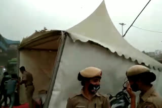 तेज आंधी से उखड़ा पुलिस का टेंट