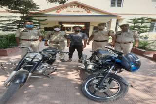 پولیس نے چوری کی دو موٹر سائیکل کے ساتھ دو افراد کو گرفتار کیا