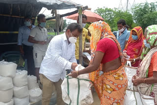 lock down khitish barman give food to needy people of abdulghata village in raiganj