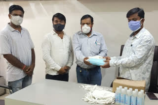 BJP hands over mask to Kovid surveillance team