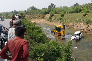 अनियंत्रित कार नहर में पलटी