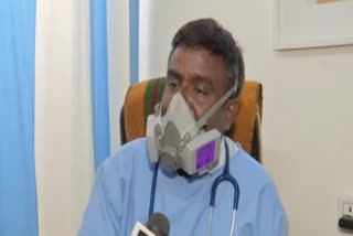 hyderabad doctor  covid patients  പാവപ്പെട്ടവര്‍ക്ക് ആശ്വാസമായി പത്ത് രൂപ ഡോക്‌ടര്‍  പത്ത് രൂപ ഡോക്‌ടര്‍  ഹൈദരാബാദ്‌