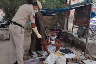 Police distributed masks to street vendors in chhawala delhi