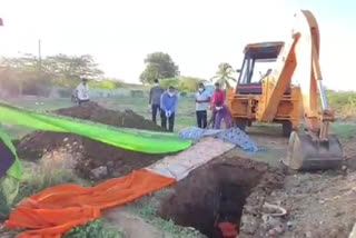 BJP MLA Renukacharya performs funeral