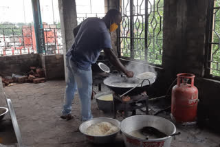 lock down in west bengal covid kitchen at magra police station for help to corona patient in hooghly