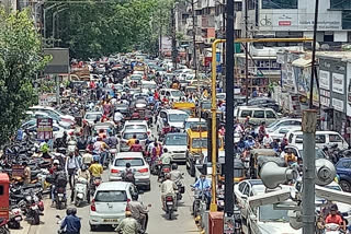 Crowd of Nashik residents in the market