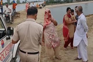 karnal Woman jumps canal with child