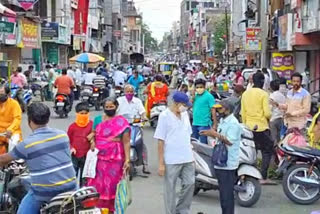 As soon as they got a discount in the lockdown, people rushed to the Sangli market to shop