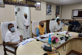Cabinet Minister Suresh Khanna meeting with Ghaziabad officers