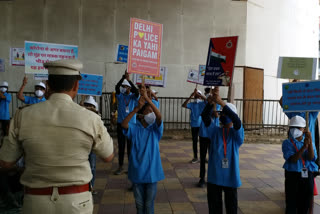 delhi police  corona guidelines  rajouri garden police station  lockdown in delhi  दिल्ली पुलिस कमिश्नर  राजौरी गार्डन थाना पुलिस  कोरोना गाइडलाइन का उल्लंधन