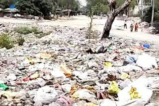 timarpur constituency  corona infected garbage  wazirabad people civic issue  मोहल्ला क्लीनिक के पास मेडिकल कचरा  तिमारपुर विधानसभा के लोग कचरे से परेशान  कोरोना संक्रमितों का कचरा