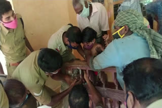 leg stuck  തുണയായി ഫയർ ഫോഴ്‌സ്  kerala fire force  rescued baby girl  nilambur fire force  കുട്ടിയുടെ കാൽ കുടുങ്ങി