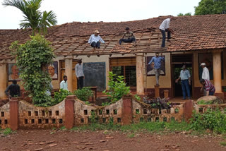 teachers has changed roof tiles by their own in kolhapur