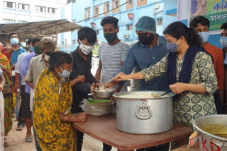 মালদা মেডিকেলে রোগীদের পরিবারে খাদ্য বিলি মৌসম এবং নীহারের