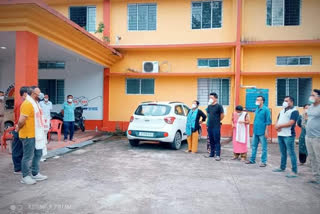 Minister Bimol Borah talikng with doctor of Lengeri Model Hospital