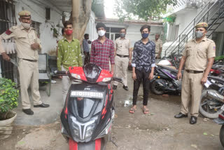 पुल प्रह्लादपुर थाने की पुलिस ने तीन आरोपियों को किया गिरफ्तार