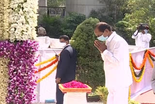 CM KCR payed tribute to Martyrs' Stupa