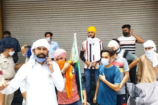 sirsa Farmers closed Reliance store protest