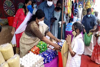 cpm love market in kundara  സിപിഎമ്മിന്‍റെ സ്നേഹച്ചന്ത  dyfi perayam  cpm perayam  j mercykutty amma  കൊവിഡ് സേവനം  kollam covid lockdown  ജെ.മെഴ്സിക്കുട്ടിയമ്മ  ഡിവൈഎഫ്ഐ  കൊവിഡ് കേരള  Lockdown misery kerala