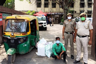 subzi mandi police  illegal liquor bottles  illegal liquor bottles in north delhi  illegal liquor supply in delhi  सब्जी मंडी थाना पुलिस  दिल्ली में अवैध शराब की बोतलें जब्त  ऑटो में अवैध शराब की बोतलें