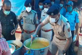 baruipur-district-police-started-a-community-kitchen-in-kumirmari