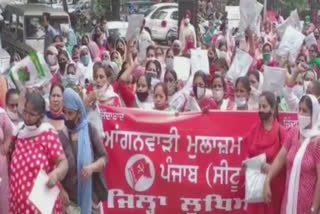 Protest:ਆਂਗਨਵਾੜੀ ਵਰਕਰਾਂ ਵੱਲੋਂ ਡੀਸੀ ਦਫ਼ਤਰਾਂ ਦੇ ਬਾਹਰ ਪ੍ਰਦਰਸ਼ਨ