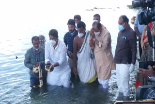 Minister ashok Immerses Unclaimed Ashes Of Covid Victims In Cauvery