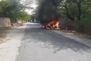 alipur police station  jindpur village  jindpur village car fire  जींदपुर गांव में कार में भीषण आग  अलीपुर थाना इलाके में आग की घटना  दिल्ली में आग लगने की घटनाएं