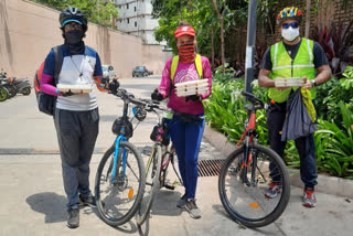 Cyclists helped to senior citizen in mumbai