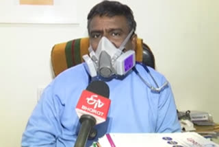 doctor treats covid patients at Rs 10  covid treatment in Telangana  covid cases in Telangana  Hyderabad , Telangana latest news  Dr Victor Emmanuel  Boduppal in Hyderabad  Hyderabad doctor treats Covid-19 patients for Rs 10  പരിശോധനയ്‌ക്കും ചികിത്സയ്‌ക്കും വെറും പത്ത് രൂപ മാത്രം, മാതൃകയായി ഹൈദരാബാദിലെ ഡോക്ടര്‍  പത്ത് രൂപ ഡോക്ടര്‍  കുറഞ്ഞ ചെലവില്‍ ചികിത്സ  ഹൈദരാബാദ് ഡോക്ടര്‍