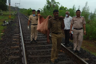 Police team saves woman  Raigad news  Police team treks to save woman  Police rescue unconscious woman  കജ്റത്ത് റെയിൽവെ പൊലീസ്  Karjat Railway Police