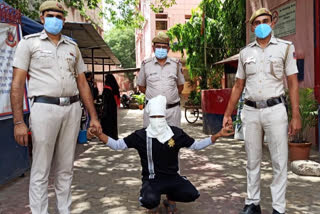 sadar bazar police  bara hindu rao police  snatching incidents in delhi  snatching accused arrest in delhi  बाड़ा हिंदूराव थाना पुलिस  सदर बाजार पुलिस  दिल्ली में स्नैचिंग की वारदात