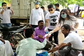 Delhi Cantt couple distributing masks