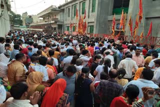 बालाजी मंदिर दौसा की खबर मेहंदीपुर बालाजी मंदिर मंदिर के बार भीड़ जमा श्रद्धालुओं का हुजूम Balaji Temple  News of dausa  News of mehndipur balaji  Mehndipur Balaji Temple    The crowd gathered around the temple    Devotees gather