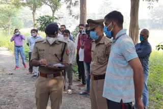 घटनास्थल पर जांच पड़ताल करती पुलिस.